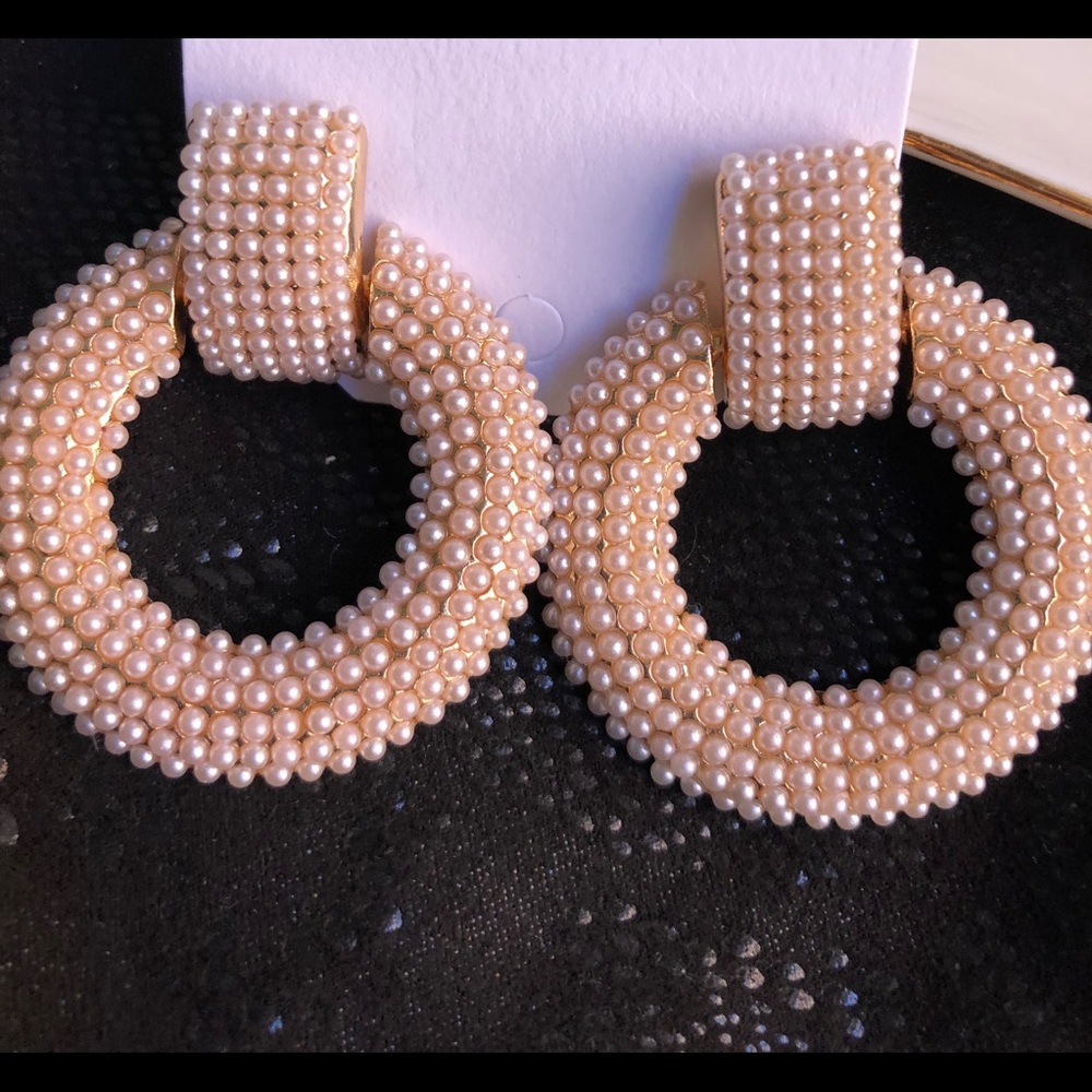 Elegant Pearl Interlock Hoop Earrings - Picture 2 of 5